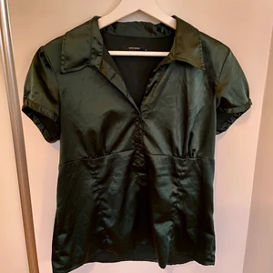 Blus - Super fin mörkgrön silkes blus hittad på secondhand! Står XL på lappen men sitter inte alls oversized på en i S-M