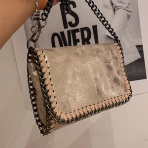 Väska  - En Stella McCartney liknande väska. Jättefin och skimmriga i väldigt bra skick. Lätt att sjustera längden på kedjan 💘