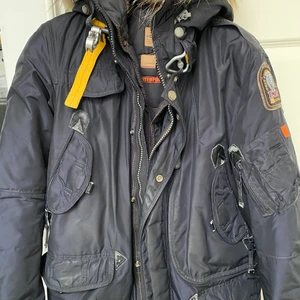 Herr Parajumper slimfit - Jacka i bra skick, går att ta bort ett lager inuti så jackan blir tunnare. 