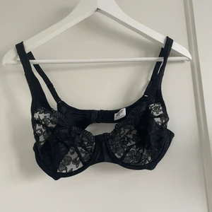 Svart spets-bh - Jättefin bh köpt för längesedan, endast använt ett fåtal gånger då den inte passar på mig💓 Den är storlek 75C och passar någon med den storleken på bysten🦋