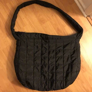 väska - skit snygg väska! den är i toppskick. köparen står för frakt 💚