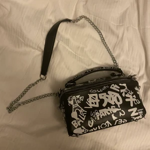 Väska - Väska från Shein, väldigt bra kvalite. Använd många gånger men är som helt ny, den har väldigt mycket rum för o va en liten väska💖