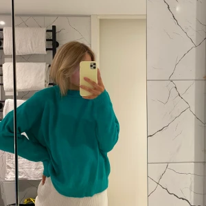 Tröja från Zara  - Superfin tröja från zara. Svår att få fram färgen på bild men skulle säga att den är mer grön än turkos i verkligheten. Det är storlek L men skulle säga att den sitter som en S/M