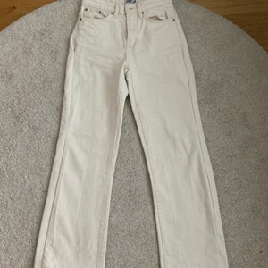 Bonne white jeans från Lager 157 - Andvända 3 gånger ungefär. Säljer för dem är förlånga på mig (jag e 158) Dem är högmidjade och insydda så dem e modellen straight. 