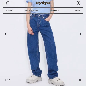 Eytys mörkblå jeans  - Supersnygga jeans från eytys i nyskick. Använt kanske 2gg💘 säljer då jag behöver pengar!! Storlek 24/32 (motsvarar strl 36 typ, min storlek) nypris: 2200kr. Kan gå ner ännu mer i pris än 1500 kr. 