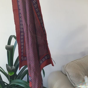 Rödböå scarf - Rödblå scarf i superfint mönster. Jättefin förrutomindre hål i ett av hörnen (se bild 3). Har inte mätt, vilket jag givetvis kan göra om så önskas, men jag skulle uppskatta måtten 50 cm längs och höjd.🥰 Frakt ingår i priset