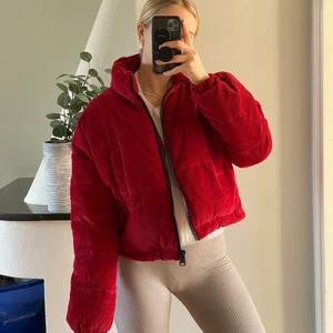 Pufferjacka Urban outfitters - En röd cropped pufferjacka i manchester tyg från Urban Outfitters. Nyskick. Storlek S