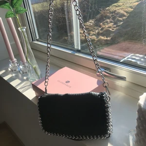 Tiamo väska - Säljer denna tiamo väska fast med kortare band!! 60kr + frakt (står inte för frakten) frakt=100kr