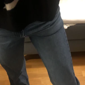 Straight Jeans - Säljer mina superfina blåa jeans från bershka knappt använda 