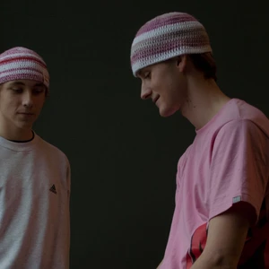 HeYe Valentine - Två stycken alla hjärtans dag mössor till salu för dig och någon speciell❣️ ~ 70% av pengarna doneras till organisationen Storasyster ~ kolla gärna in min Instagram @HeYe_collective