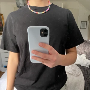 Basic T-shirt - En helt vanlig svart t-shirt som är lite oversized. Den är också rätt så lång då den går ner till låren vilket är supernice då jag själv har kunnat använda den som en klänning🥰 Den är som ny då jag knappt har använt den. Frakt tillkommer✨
