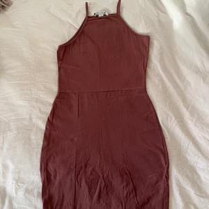 Figurnära mauve färgad klänning strl S - Figurnära mauve färgad / rosa klänning i storlek S. Från Nelly, frakt 52kr☺️