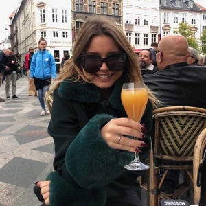 Meotine jacka ! - Säljer mina jättefina meotine jacka som ej finns att få tag i längre i grönt ! Muddarna och kragen går att ta av ! Köpt i Köpenhamn 2018 ,  mitt pris 2999:- köparen betalar frakt 💘💘passar S/M väldigt liten i storleken jag har 32/ xs och den passar fint   , har använt den några ggr så den är ej i nyskick men den är fortfarande i superfint skick !