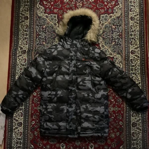 Winter jacket. Size: S - This jacket is very very good and also i only used it 1 time so its not really old.