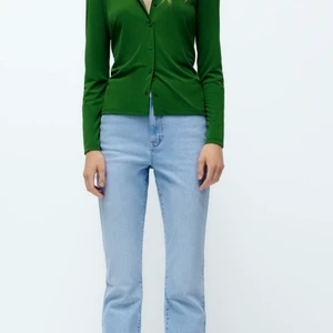 Jeans - Hej! Säljer dessa jättefina jeansen från Zara! Helt oanvända men lappen kvar. 200kr eller bud. Priset är inklusive frakt💛