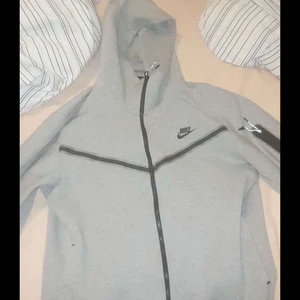 Nike tech fleece grå - Jättefin och sparsamt använd tech fleece som är väldigt populärt bland folket 