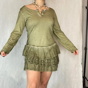 Klänning  - Klänningen har förkortats på första bilden. Sitter naturligt på andra bilderna.  Söt fairygrunge klänning i toppenskick. Från Cellbes Comfort Fashion. Storlek 34/36 men större i storlek.  Modellen använder vanligtvis storlek S/M och är 169cm lång. 50% bomull och 50% viskos. Halsband medföljer ej! Skickar gärna mått vid intresse. 