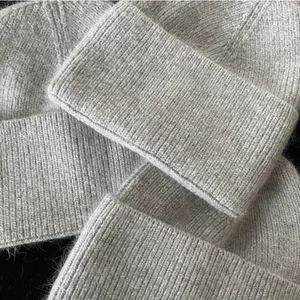 Mössa - jättefina mössor i ullblandning. varma och mjuka med den perfekta passformen. I färgerna Ash och Créme. går att köpa här på plick, cenui.se eller på instagram @cenuise🤎💕