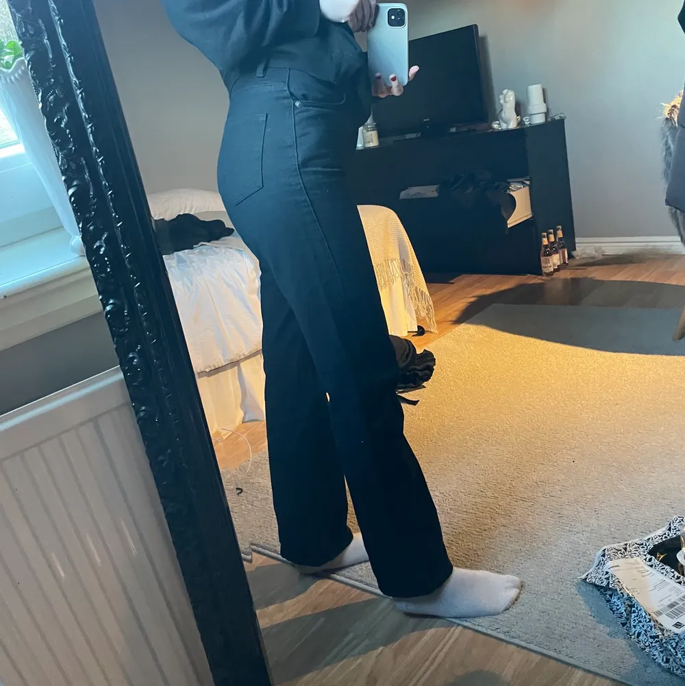 Säljer mina svarta jeans från weekday i modellen rowe då de inte kommer till användning, de är sparsamt använda och i nyskick!. Farkut & Housut.