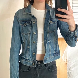 jeansjacka  - blå jeansjacka från lindex i storlek 36. använd men i fint skick! 