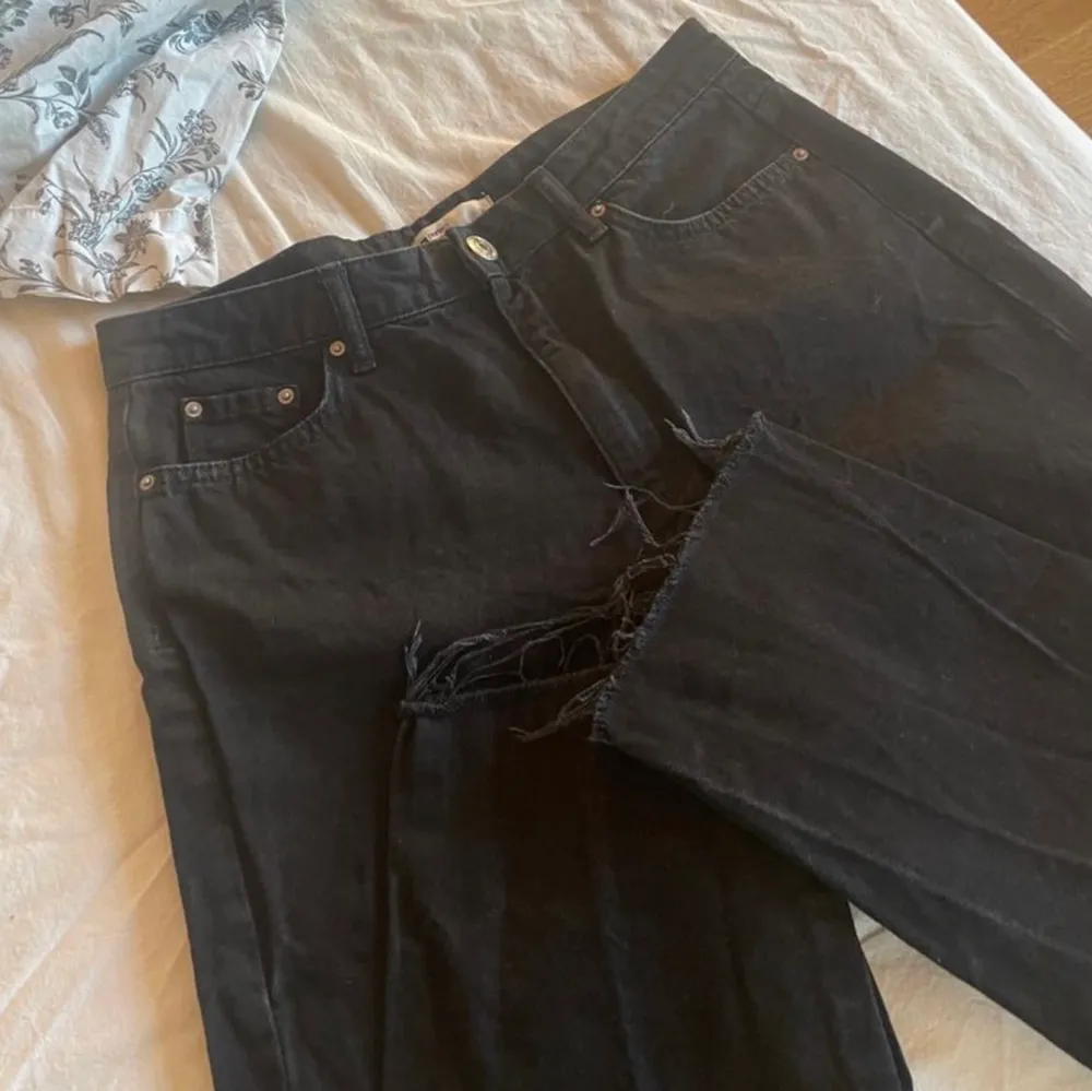 Svarta raka jeans ifrån Gina tricot! Aldrig använda! Mitt pris inkl frakt💞. Jeans & Byxor.