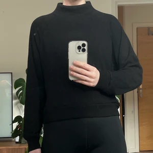 Svart Polotröjo Strl XS Bikbok - Svart polotröja i strl XS från Bikbok. Passar nog XS-M då den är rymlig i passform, kragen går att vika på olika sätt. Normalt använt skick.