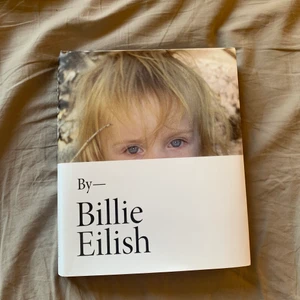 Billie Eilish BOK - Läst 1 gång, nyskick.