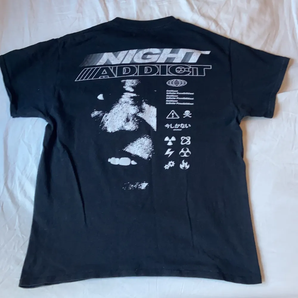 Säljer min svarta Night Addict T-shirt eftersom den är för liten för mig. Storlek M. Knappt använd.. T-shirts.