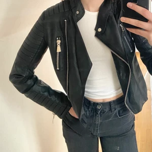 skinnjacka från chiquelle - jättefin skinnjacka (inte äkta skinn) med silverdetaljer från chiquelle. storlek 38 men passar även mindre. snålt använd och i fint skick!