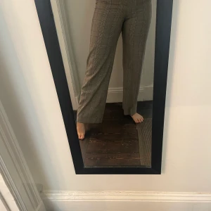 Rutiga kostymbyxor zara  - Storlek S, finns ej i sortiment längre . Kan skickas eller mötas upp 