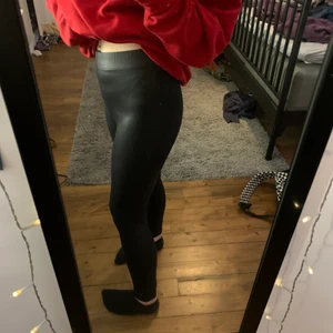 Ginatricot Skinny Leggings, strl S - Skinny Leggings med svart stretchigt matrial 90% polyester 10% elastan. Inte använda mycket alls. Märke Ginatricot och storlek S. Sköna att ha på sig och sitter tight. Inga fickor. Pris kan diskuteras:)