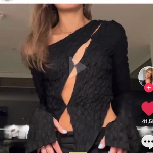 Svart fest tröja  - Supersnygg och as ball fest tröja som är köpt av en tjej här på plick 💕💕den är som ny och säljer den pga att jag nog inte kommer använda den, pris kan diskuteras!!