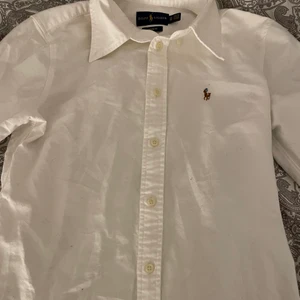 Skjorta - Ralph lauren skjorta i storlek XS. Den har några små fläckar men annars är den bra skick.