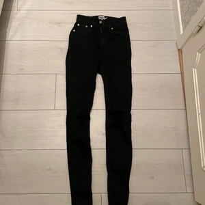 Byxor med slitning på knäna - Använda fåtal gånger