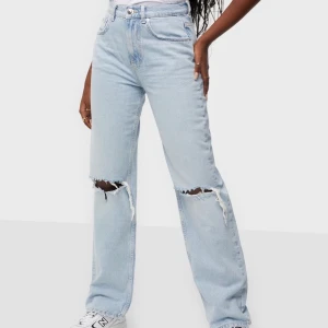 90s highwaist jeans - 90s highwaist jeans från Gina tricot i storlek 36. Använda men i väldigt fint skick. Köparen betalar frakten