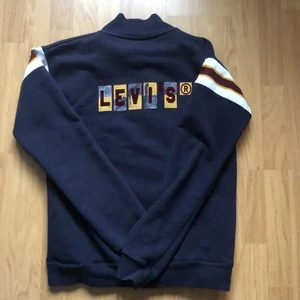 fet levi’s kofta  - as fet levi’s kofta som är thriftad! dunder skick och i storlek L. köparen står för frakt som är spårbar 💚