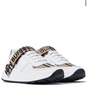 Burberry sneakers storlek 39  - Oanvända sneakers från burberry storlek 39. Ligger i kartong finns äkthetsintyg med också. Nypris 5500:-