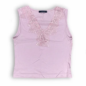 Topp - Y2K inspirerad, ljusrosa tank top. Från b.young, storlek M. I fint skick, några sömmar har stretchat ut lite på ens sidan. 92% bomull och 8% elastan. Modellen använder vanligtvis storlek S-M och är 169cm. Längd 48cm. Byst bredd 37cm. Spårbar frakt på 66kr är inräknad i priset.