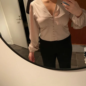 Blus BIKBOK XL - Supersöt blus från bikbok i storlek XL. Se detaljbild för en konstig fläck. Annars väldigt fint skick. Köpare står för frakt!😇