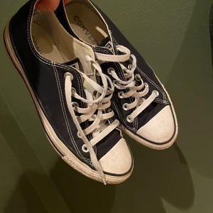 Svarta Converse - Säljer dessa Converse i befintligt skick, något slitna vid hälen ❤️ skriv privat för fler frågor!