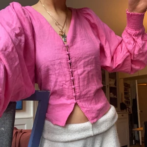 Rosa blus knappar - Så fin rosa blus med knappar och ”balongärmar”. Vårig och elegant! Använder sällan, köpt på Lindex för ett tag sedan. Storlek XS, sitter inte tajt, så storleken är flexibel.
