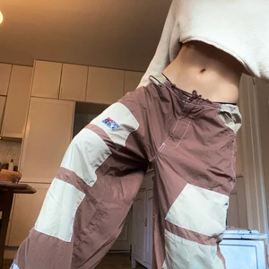 Baggy street byxor - Köpte på loppis vid Hötorget, av en så söt dam som köpt dom till sin ”skaterboy-son”. Street style, baggy, bruna, retro och coola. Önskar att jag hade dom mer. Men kommer ej till användning. Knäppa med knapp och knyts i midja, lågmidjade! Unisex. Från ”Ghost”. Hämtas i Gamla stan eller skickas mot fraktkostnad 