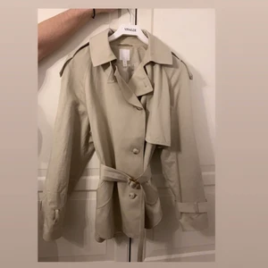 Vårjacka - Helt oanvänd beige vårjacka från H&M🙌🏼.                                                 GRATIS FRAKT‼️