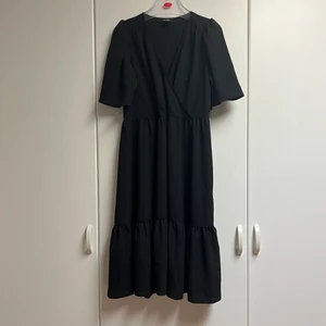 Monki klänning - Svart midi-klänning köpt från MONKI 🖤 Passar perfekt för hela året ✨ 