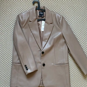 Leather blazer - En syntetisk läder blazer från Zara i en ”dusty pink/brown” färg. Färgen är lite svår att få på bild. Helt ny/oanvänd i storlek L. Denna skulle passa en storlek M om man vill ha en oversize fit. Nypris 559:-