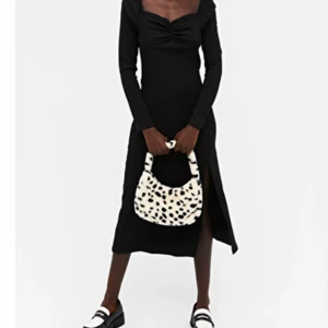 Sweetheart neck midi dress från MONKI - Svart midi klänning med sweetheart neck från Monki 🖤  Stretchigt och tunt material 😊 Använd en gång ☺️