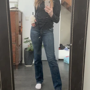 EDC,  low waist jeans i perfekt skick - XS med W29, L 32. Low waist jeans med straight fit/baggy fit. I nytt skick. Passar till väldigt mycket och sitter perfekt!❤️❤️