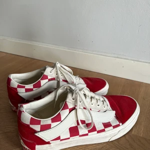 Röda VANS - Säljer nu mina rödvita VANS, de är i storlek 40,5 och skulle säga de är väldigt normala i storleken. De är använda några gånger vilket syns lite.