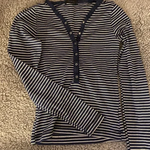 Randig tröja från vero moda  - Gammal tröja från vero moda i strl S/XS skulle nog även passa XXS med. Köpare står för frakt💓