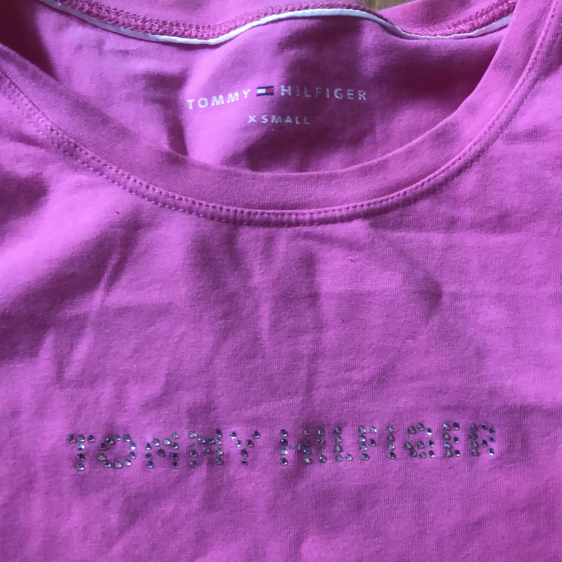 Oanvänd tommy hilfiger tshirt - 90